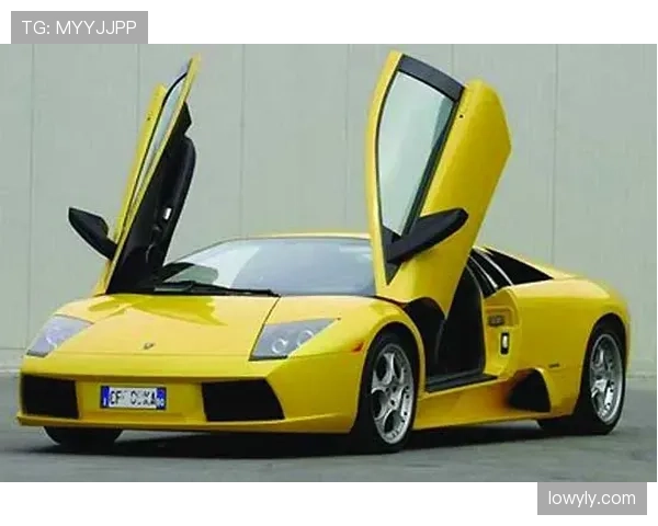 孔帕尼拎菜篮排队结账，门口停着一排跑车，生活反差让人怀疑人生